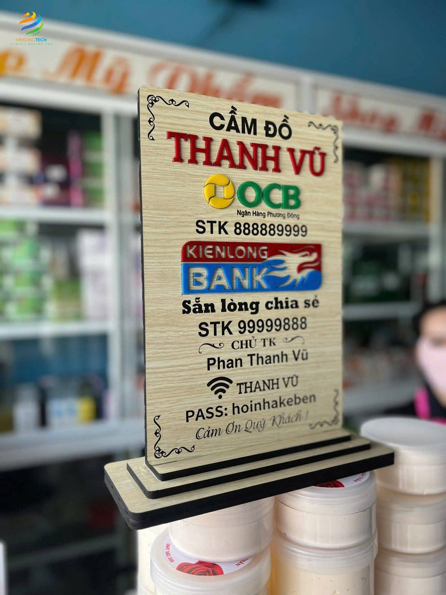 Kỹ thuật khắc laser tinh xảo cùng chữ mica màu đẹp sắc nét, tạo nên bảng mã qr code đặt tại bàn đẹp tuyệt vời